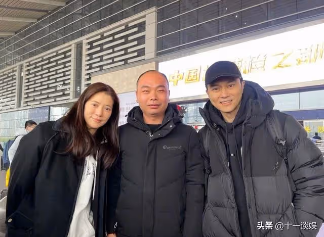張智霖夫婦回港過年，與酒店員工合影留念，張智霖被贊凍齡