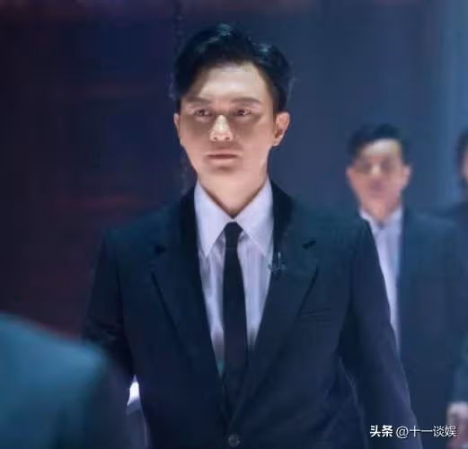 張智霖夫婦回港過年，與酒店員工合影留念，張智霖被贊凍齡