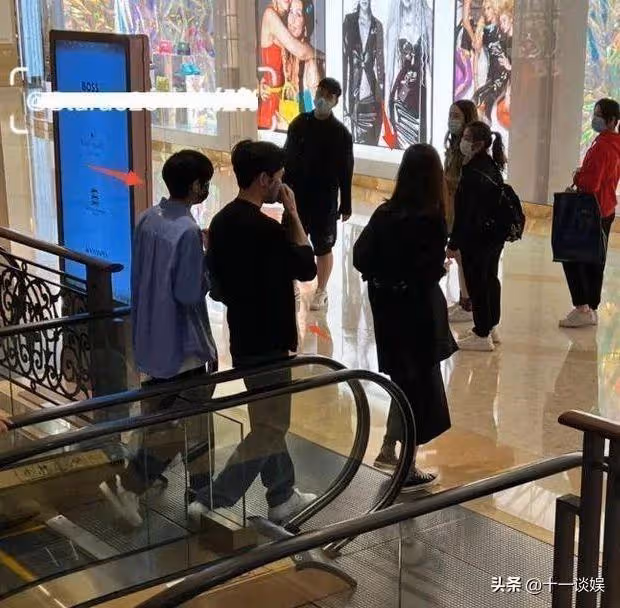 張智霖夫婦回港過年，與酒店員工合影留念，張智霖被贊凍齡
