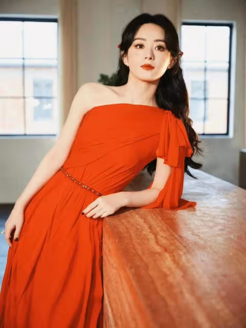 四代小花同台比美!趙麗穎露香肩,毛曉彤秀身材,娜扎美到發光