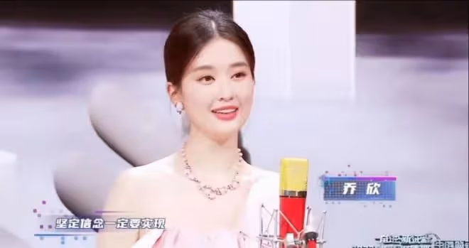 四代小花同台比美！趙麗穎露香肩，毛曉彤秀身材，娜扎美到發光