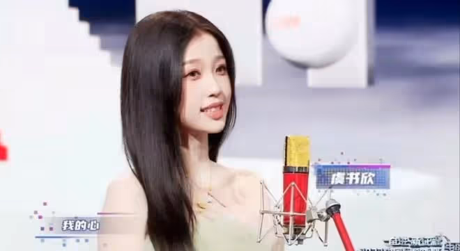 四代小花同台比美！趙麗穎露香肩，毛曉彤秀身材，娜扎美到發光