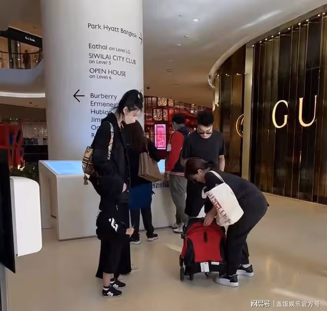 何猷君奚夢瑤游泰國，與何猷亨像雙胞胎，妹妹何超欣一同現身