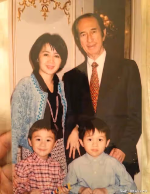 何猷君奚夢瑤游泰國,與何猷亨像雙胞胎,妹妹何超欣一同現身