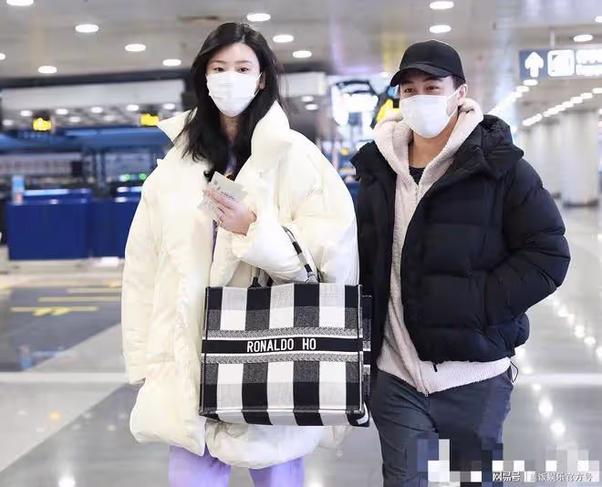 何猷君奚夢瑤游泰國,與何猷亨像雙胞胎,妹妹何超欣一同現身