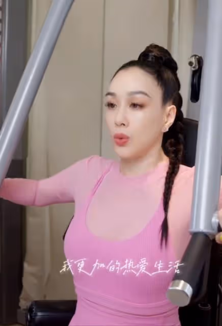 52歲不老女神穿裸色緊身衣跳健康操,三角區明顯網友直呼好尷尬