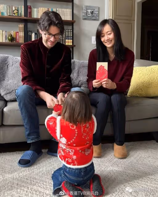 陳法拉女兒小米妮跪父母領紅包惹熱議!楊茜堯舉家唐裝衫上陣