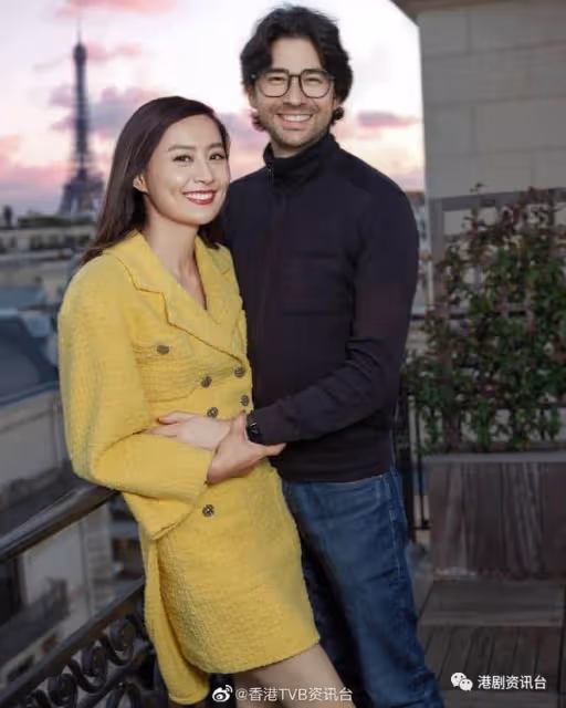 陳法拉女兒小米妮跪父母領紅包惹熱議!楊茜堯舉家唐裝衫上陣