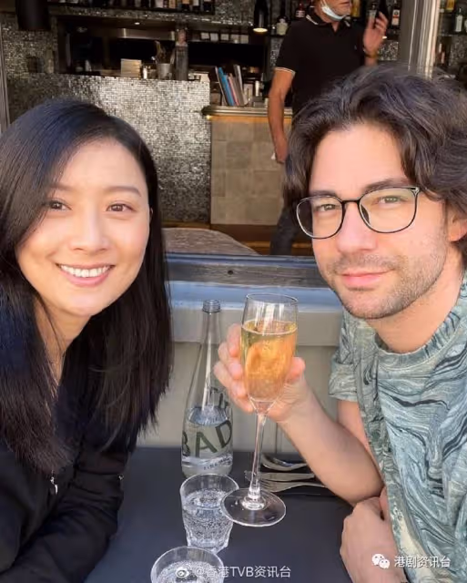 陳法拉女兒小米妮跪父母領紅包惹熱議！楊茜堯舉家唐裝衫上陣