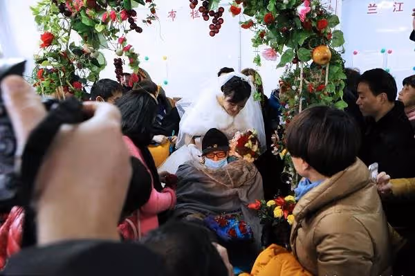 不顧父母反對,她堅持赴萬里嫁40歲重疾網戀男友,婚姻儘維持17天微笑送別丈夫:我不後悔