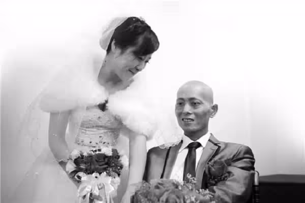 不顧父母反對,她堅持赴萬里嫁40歲重疾網戀男友,婚姻儘維持17天微笑送別丈夫:我不後悔