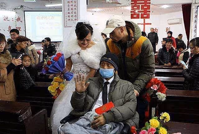 不顧父母反對,她堅持赴萬里嫁40歲重疾網戀男友,婚姻儘維持17天微笑送別丈夫:我不後悔