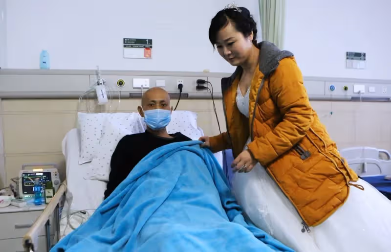 不顧父母反對,她堅持赴萬里嫁40歲重疾網戀男友,婚姻儘維持17天微笑送別丈夫:我不後悔