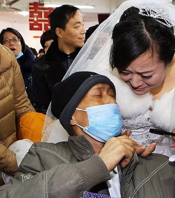 不顧父母反對,她堅持赴萬里嫁40歲重疾網戀男友,婚姻儘維持17天微笑送別丈夫:我不後悔