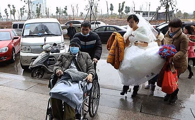 不顧父母反對,她堅持赴萬里嫁40歲重疾網戀男友,婚姻儘維持17天微笑送別丈夫:我不後悔