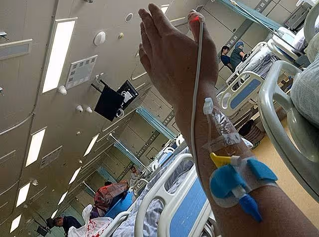不顧父母反對,她堅持赴萬里嫁40歲重疾網戀男友,婚姻儘維持17天微笑送別丈夫:我不後悔