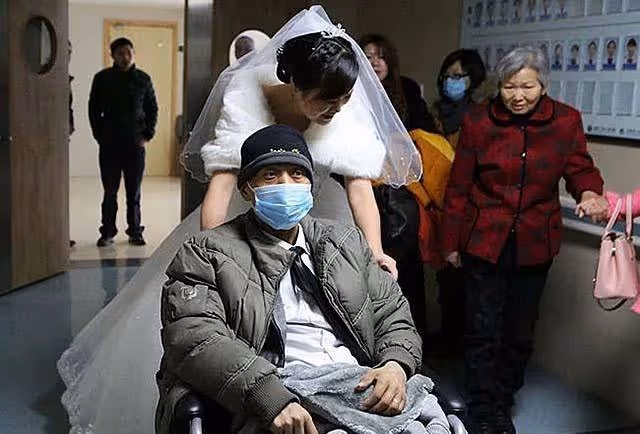 不顧父母反對,她堅持赴萬里嫁40歲重疾網戀男友,婚姻儘維持17天微笑送別丈夫:我不後悔
