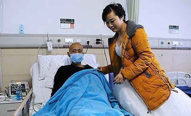 不顧父母反對,她堅持赴萬里嫁40歲重疾網戀男友,婚姻儘維持17天微笑送別丈夫:我不後悔