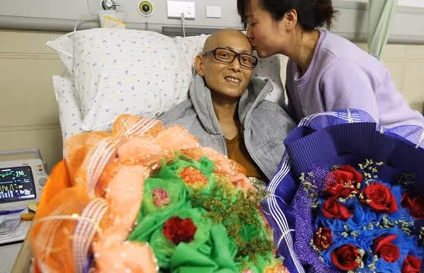 不顧父母反對,她堅持赴萬里嫁40歲重疾網戀男友,婚姻儘維持17天微笑送別丈夫:我不後悔