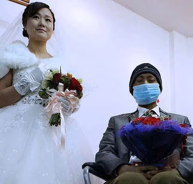 不顧父母反對,她堅持赴萬里嫁40歲重疾網戀男友,婚姻儘維持17天微笑送別丈夫:我不後悔