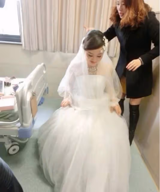 不顧父母反對,她堅持赴萬里嫁40歲重疾網戀男友,婚姻儘維持17天微笑送別丈夫:我不後悔