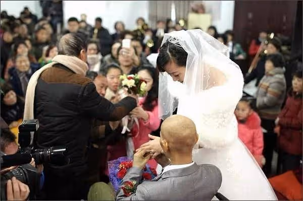 不顧父母反對,她堅持赴萬里嫁40歲重疾網戀男友,婚姻儘維持17天微笑送別丈夫:我不後悔