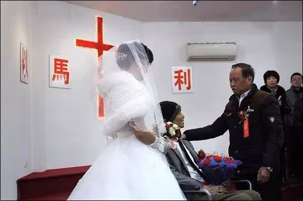 不顧父母反對,她堅持赴萬里嫁40歲重疾網戀男友,婚姻儘維持17天微笑送別丈夫:我不後悔