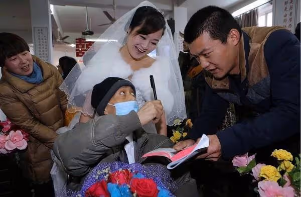不顧父母反對,她堅持赴萬里嫁40歲重疾網戀男友,婚姻儘維持17天微笑送別丈夫:我不後悔