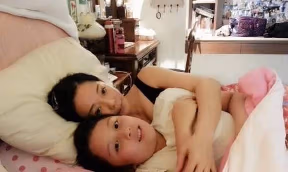 兒大要避母,單親媽與14歲兒子同床睡,半夜聽到奇怪的聲音,起來一看驚喊:必須分床睡