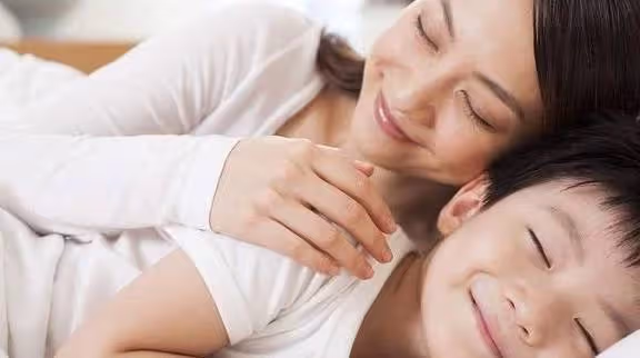 兒大要避母,單親媽與14歲兒子同床睡,半夜聽到奇怪的聲音,起來一看驚喊:必須分床睡