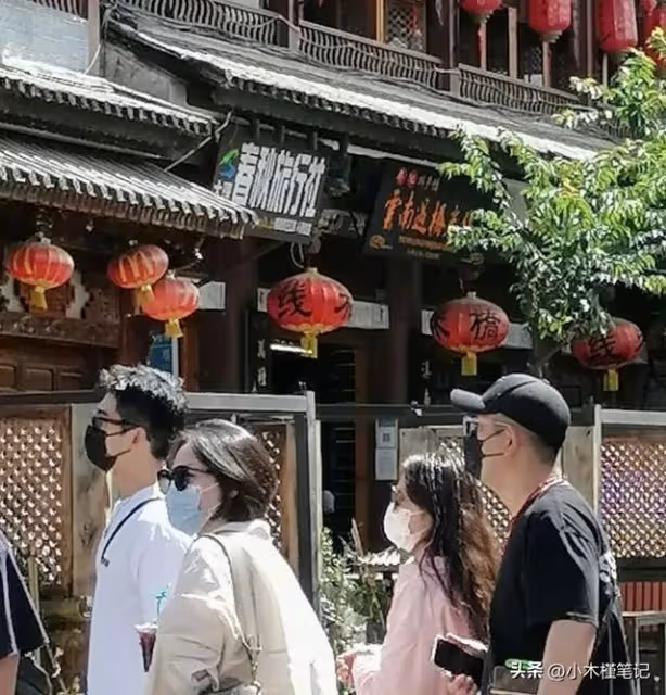 大理偶遇楊洋逛街,身材高挑白到發光