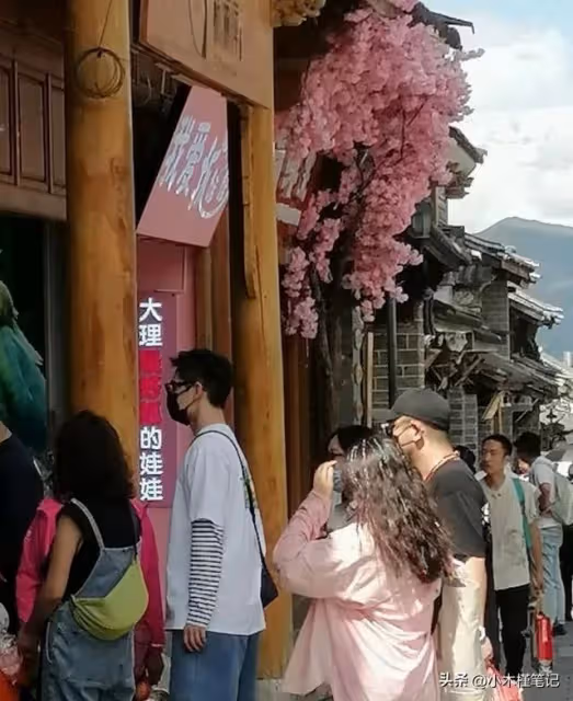 大理偶遇楊洋逛街,身材高挑白到發光