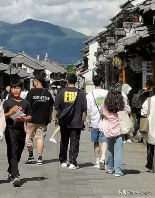 大理偶遇楊洋逛街,身材高挑白到發光