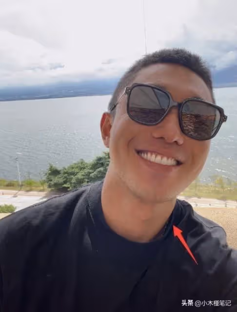 大理偶遇楊洋逛街,身材高挑白到發光