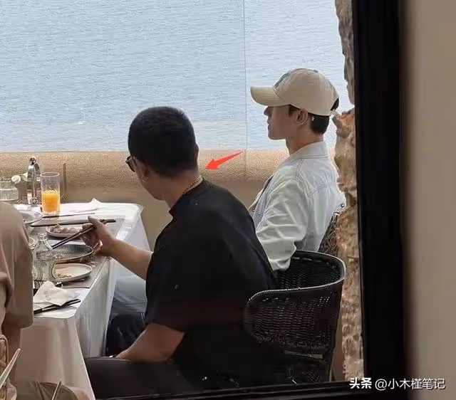 大理偶遇楊洋逛街,身材高挑白到發光