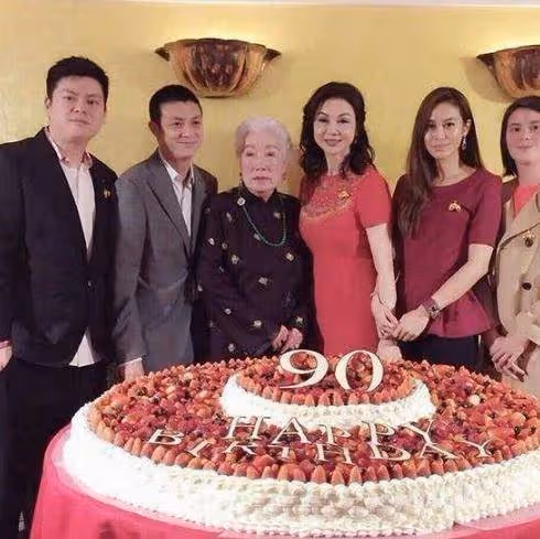 謝玲玲:24歲隱退嫁豪門,老公卻愛上王祖賢失婚收場,如今靠自己創造上億身家,5子女相伴左右