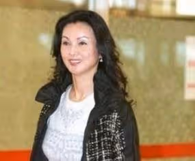 謝玲玲:24歲隱退嫁豪門,老公卻愛上王祖賢失婚收場,如今靠自己創造上億身家,5子女相伴左右
