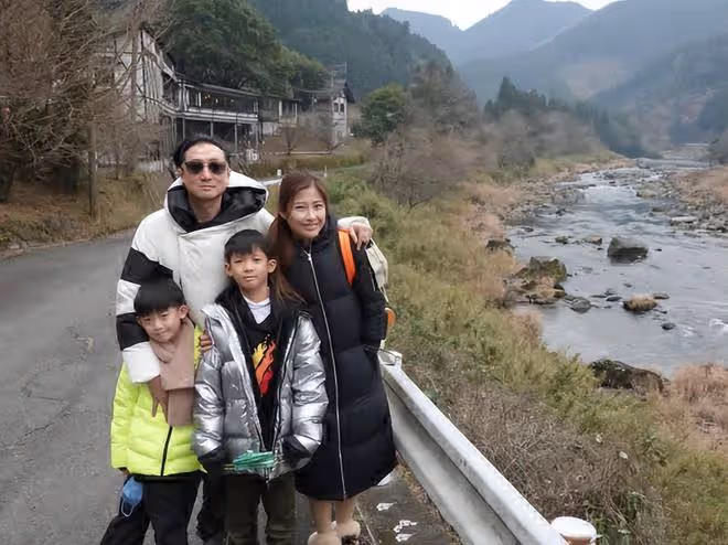 洪金寶前妻與兒孫在日本過年！吃魚生采蘑菇很愜意，穿紅衣精神好