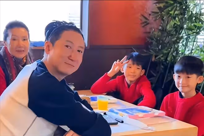 洪金寶前妻與兒孫在日本過年！吃魚生采蘑菇很愜意，穿紅衣精神好