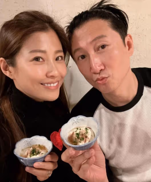 洪金寶前妻與兒孫在日本過年！吃魚生采蘑菇很愜意，穿紅衣精神好