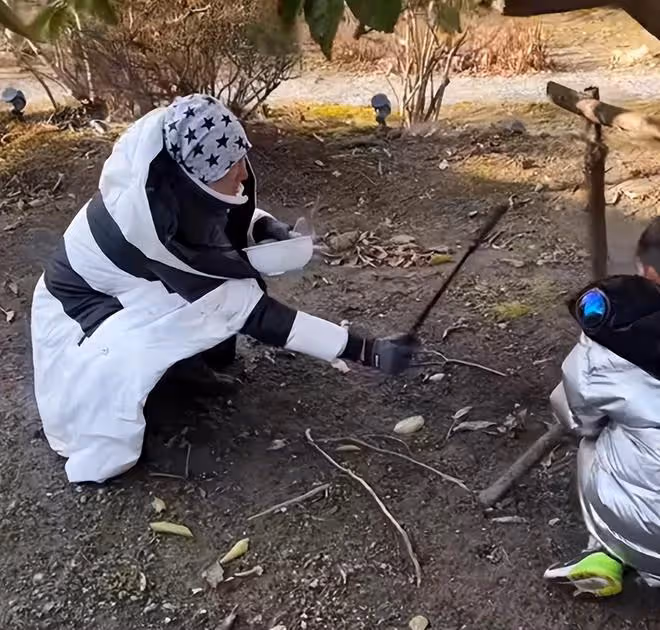 洪金寶前妻與兒孫在日本過年!吃魚生采蘑菇很愜意,穿紅衣精神好