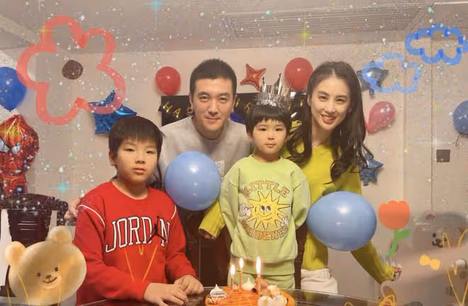 楊子與前妻的女兒在奶奶家過年,罕曬自拍和豪宅,黃聖依也在婆家