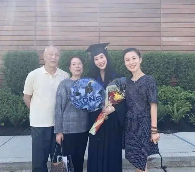 楊子與前妻的女兒在奶奶家過年,罕曬自拍和豪宅,黃聖依也在婆家