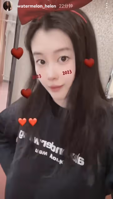 楊子與前妻的女兒在奶奶家過年,罕曬自拍和豪宅,黃聖依也在婆家