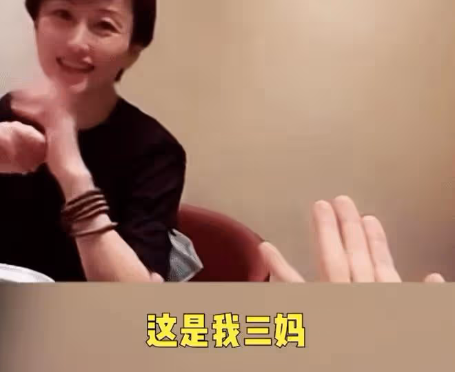 楊子與前妻的女兒在奶奶家過年,罕曬自拍和豪宅,黃聖依也在婆家