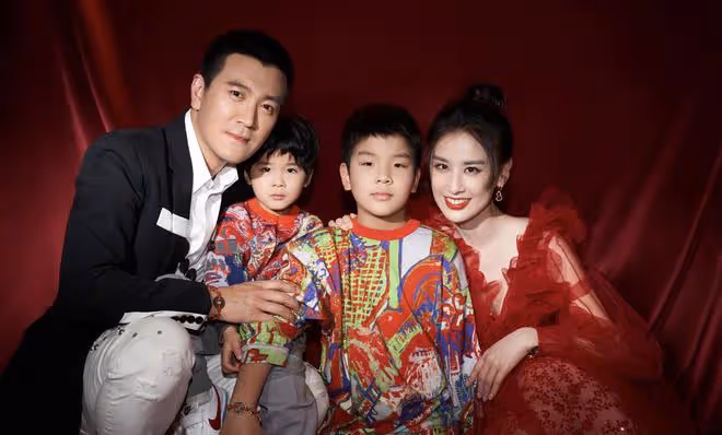 楊子與前妻的女兒在奶奶家過年,罕曬自拍和豪宅,黃聖依也在婆家