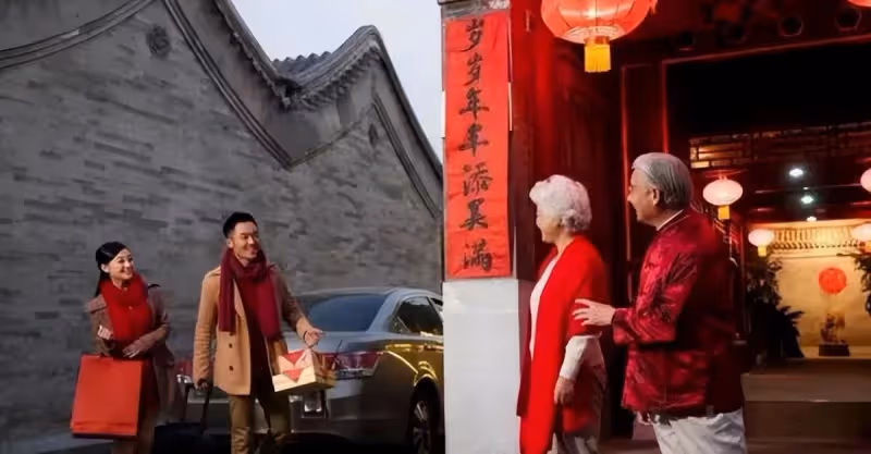 兒子給丈母娘2000元年貨，母親：家裡咋不買，兒媳：過年又不回家​