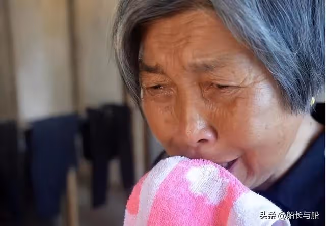 兒子給丈母娘2000元年貨,母親:家裡咋不買,兒媳:過年又不回家