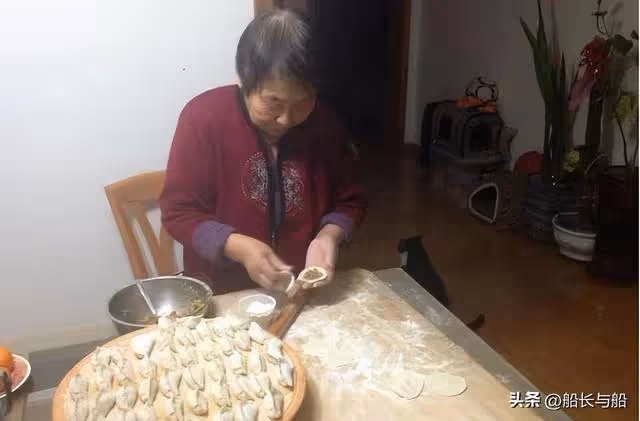 兒子給丈母娘2000元年貨,母親:家裡咋不買,兒媳:過年又不回家