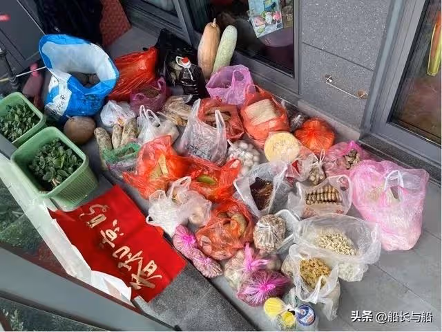 兒子給丈母娘2000元年貨,母親:家裡咋不買,兒媳:過年又不回家
